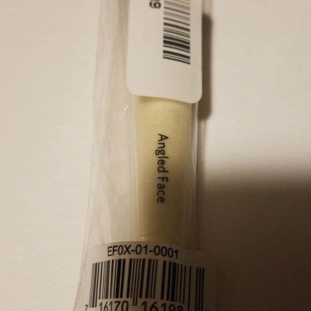 Last one! Bobbi Brown Angled Face Brush - Picture 4 of 4